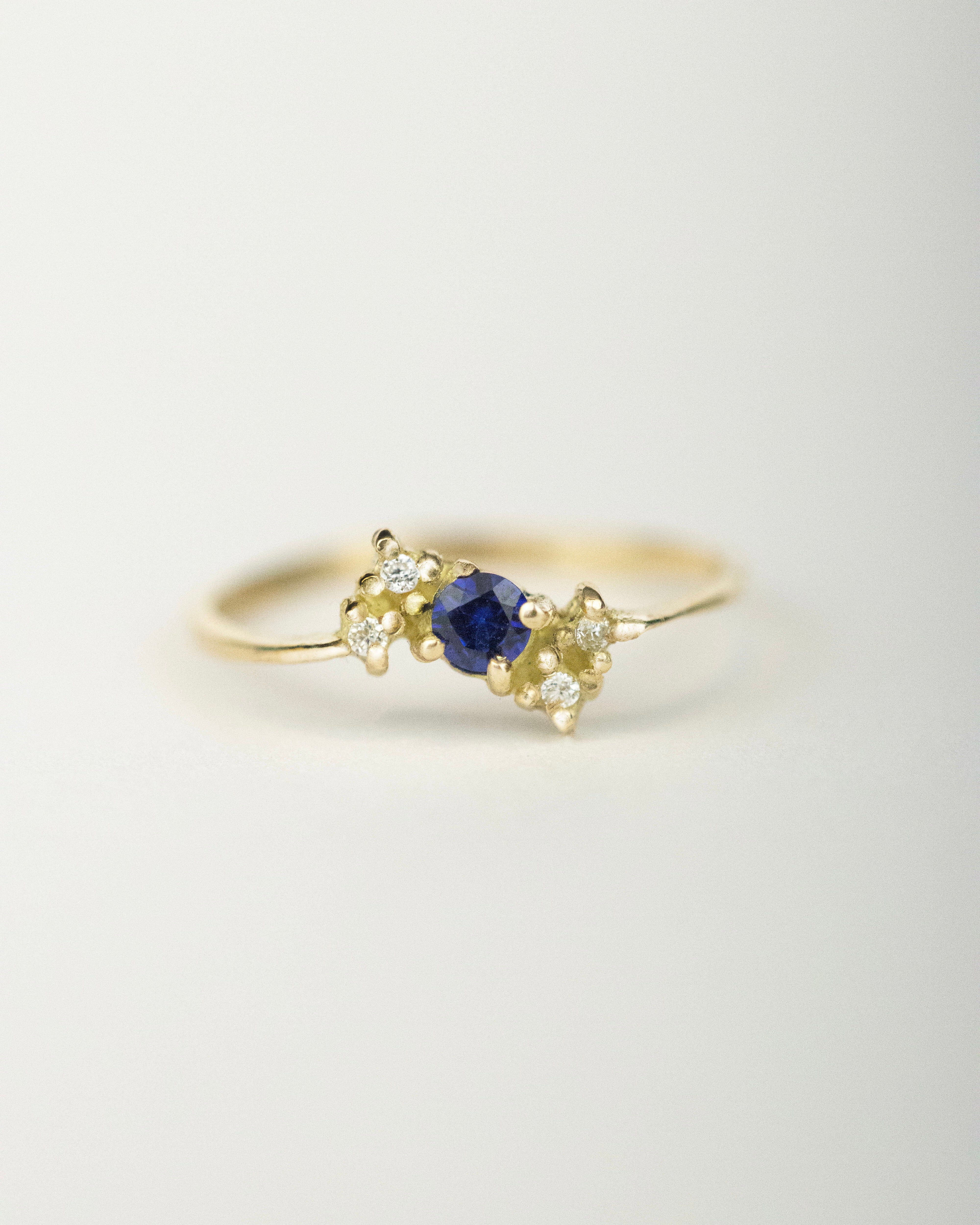 Anillo de espinel azul & moissanitas / TALLA 6 / 1 Espinel / 4 moissanitas / Oro 18 K