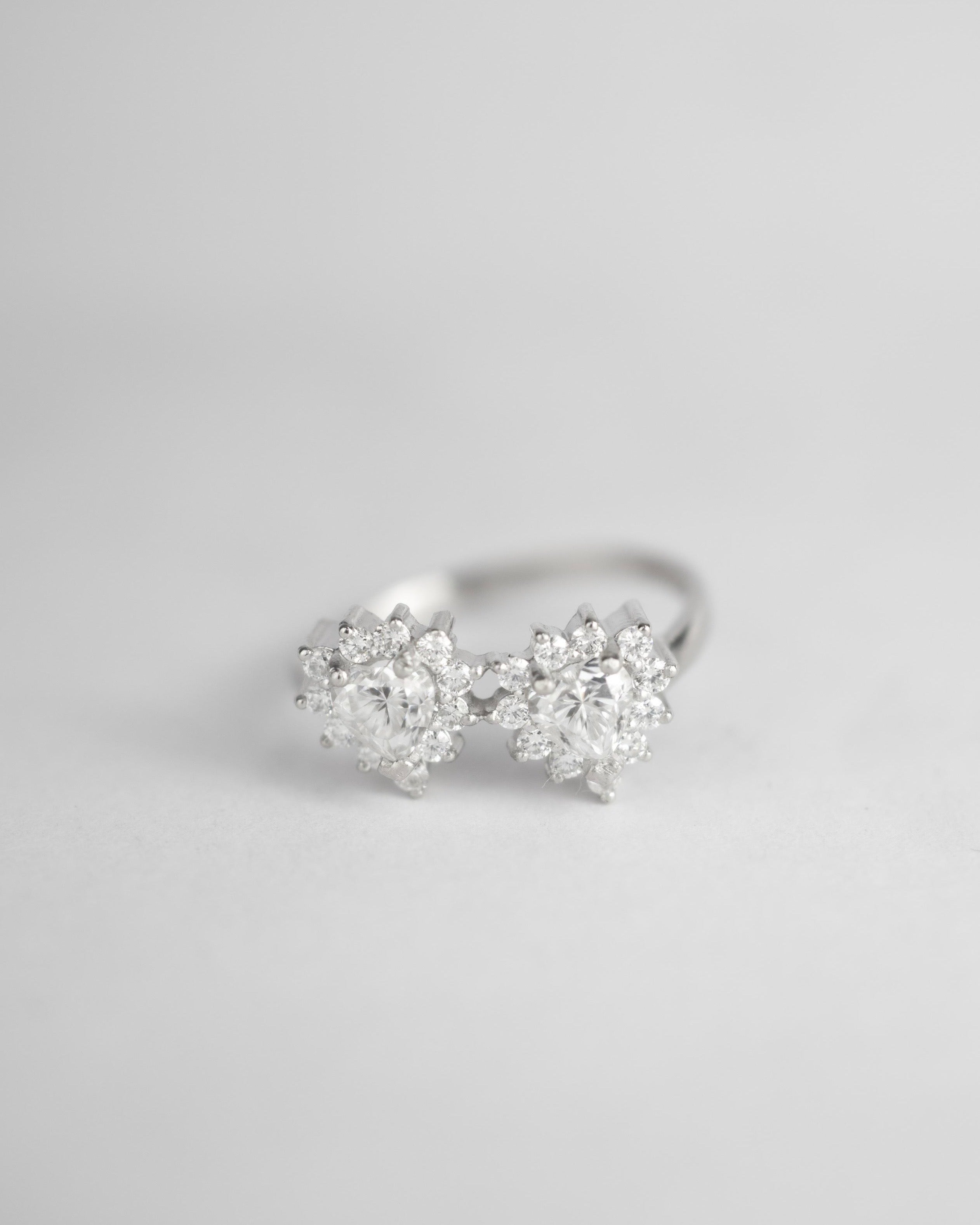 Anillos dúo de Corazones / TALLA 6 / 2 Moissanitas de corazón / 22 Diamantes / Oro Blanco 18 K