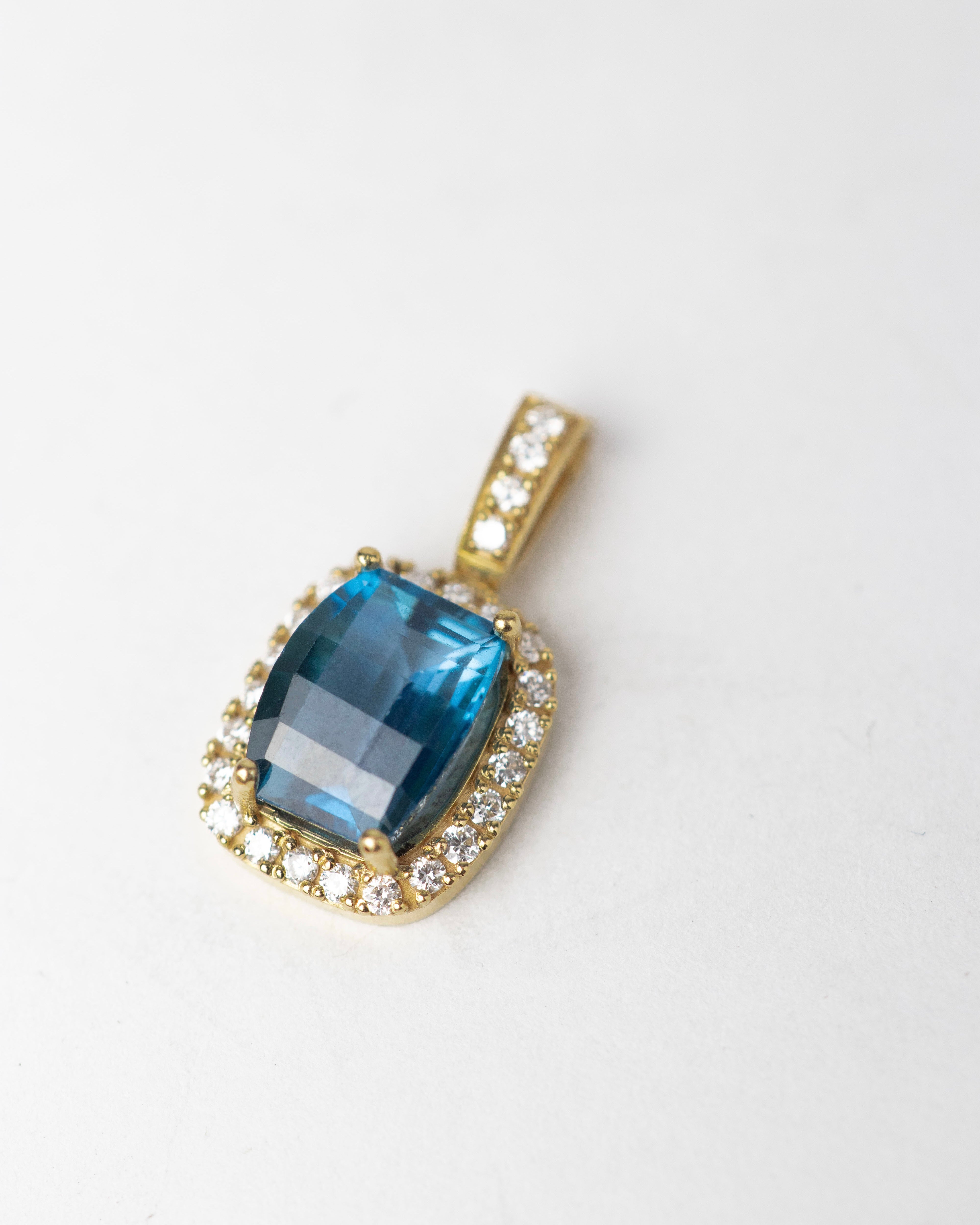 Dije topacio london blue / 1 Topacio / 22 Diamantes / Oro 18 K