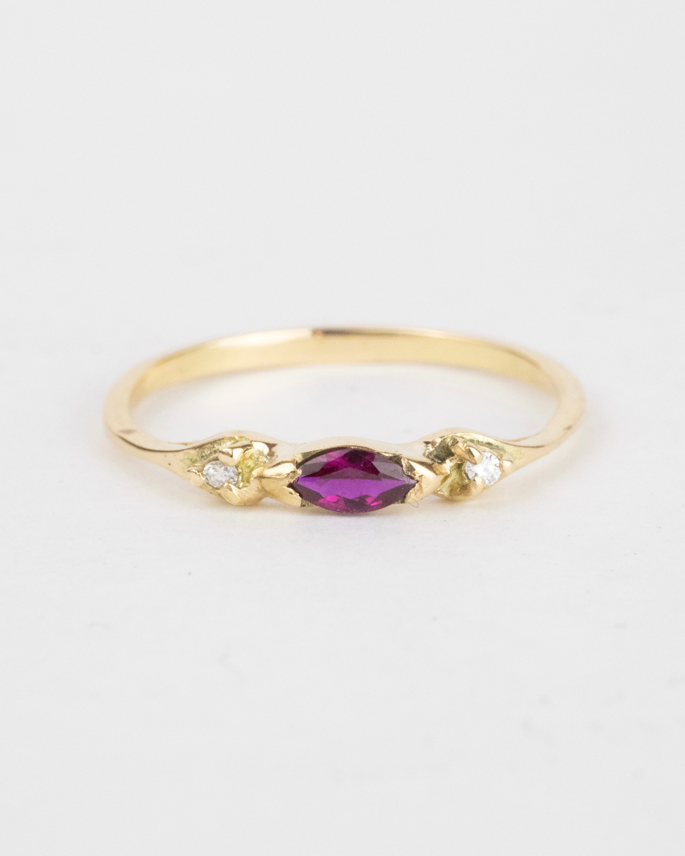 Anillo de rubí & moissanitas / TALLA 6 / 1 Rubí / 2 Moissanitas / Oro 18 K