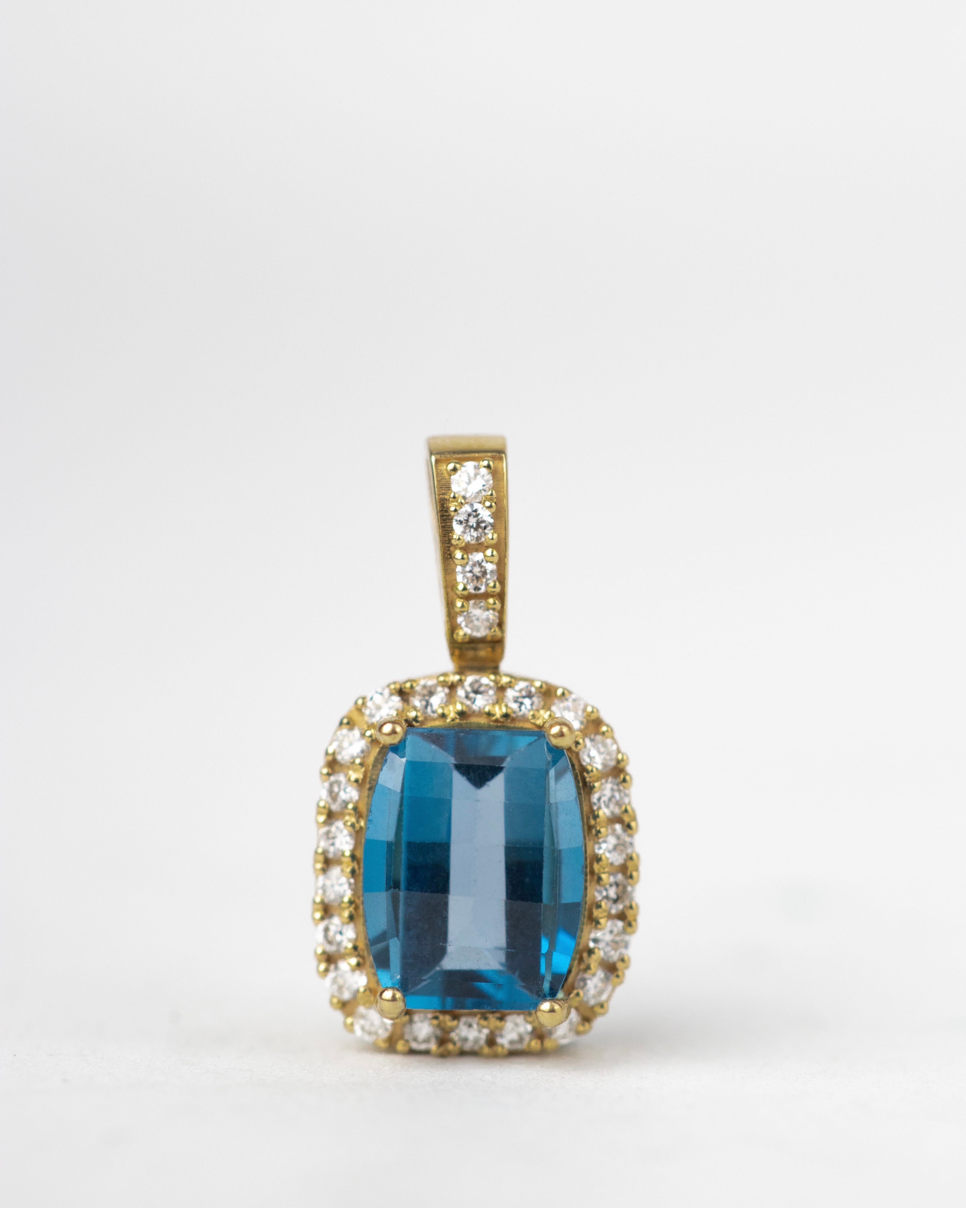 Dije topacio london blue / 1 Topacio / 22 Diamantes / Oro 18 K