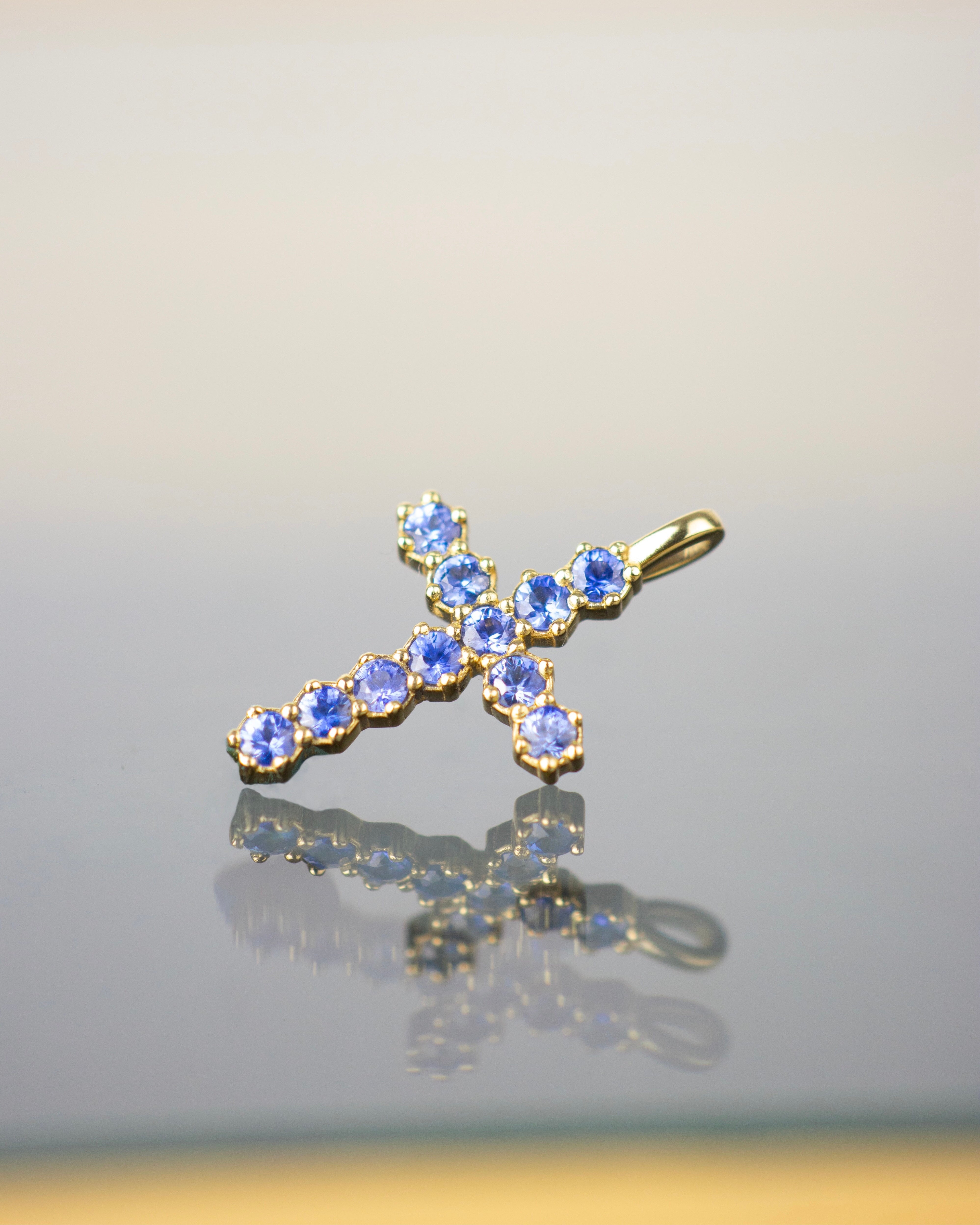 Dije cruz de zafiros azules / 11 Zafiros / Oro 18 K