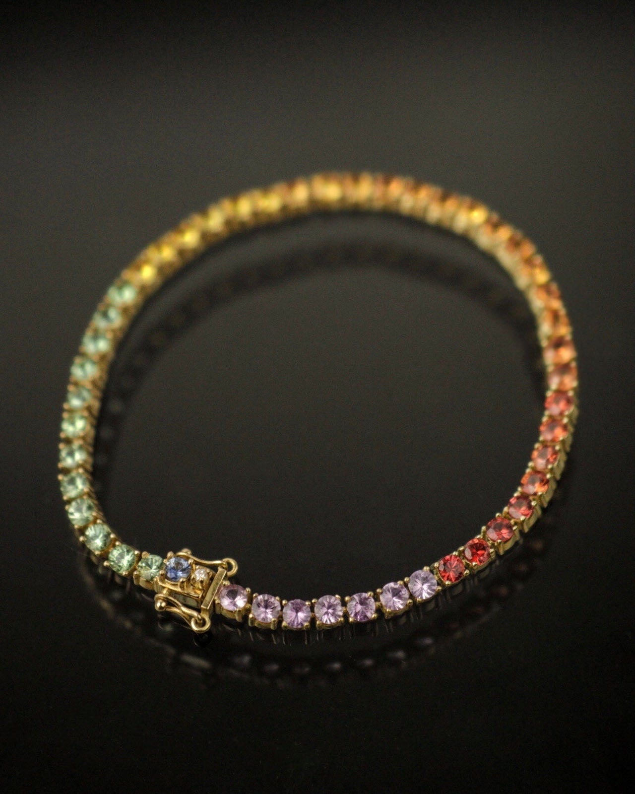 Pulsera Rainbow / Medida 18 CM / 48 Zafiros / 1 Diamante / Oro 18 k