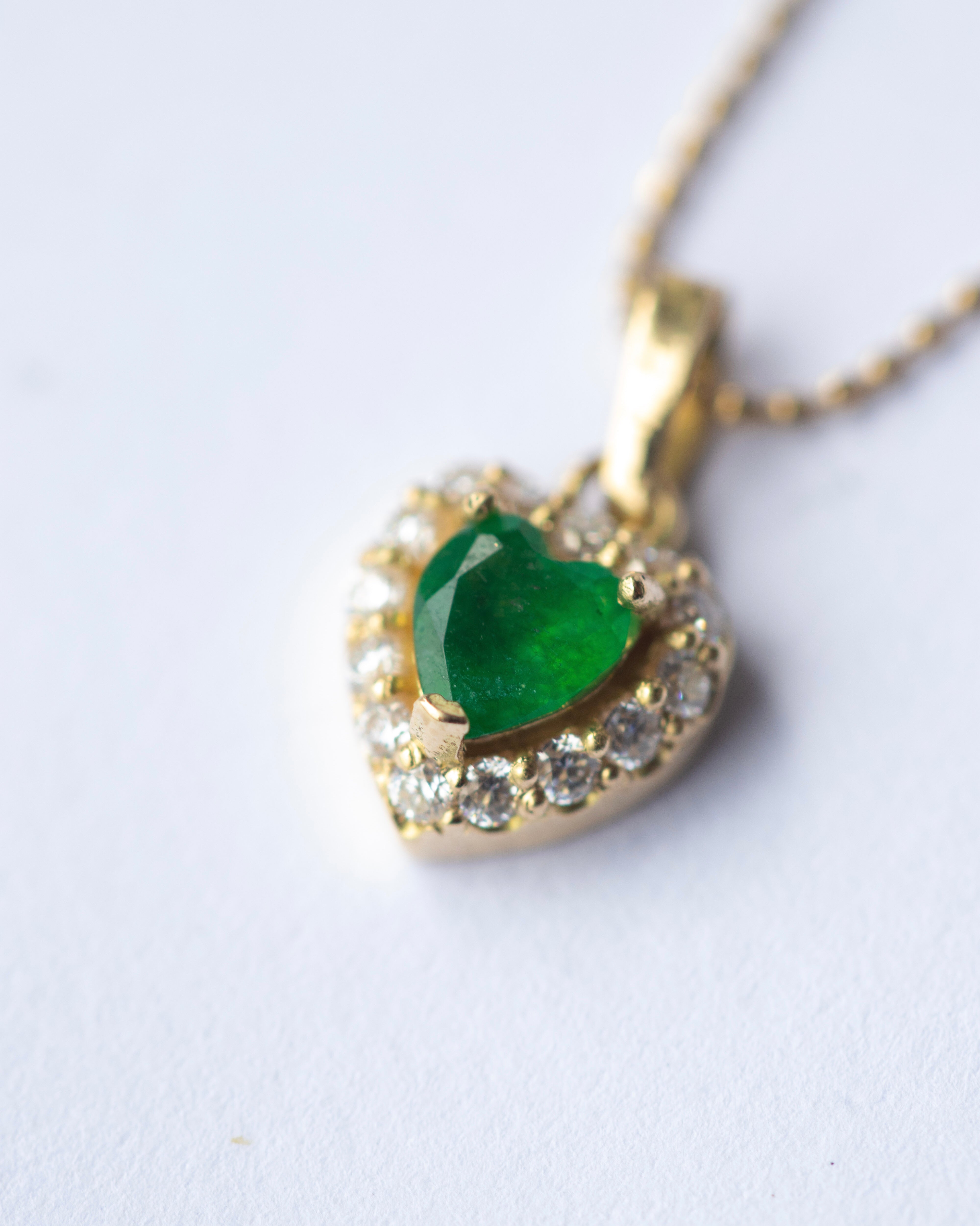 Cadena corazón de esmeralda & diamantes / Medida 40 CM / 1 Esmeralda / 14 moissanitas / Oro 18 K