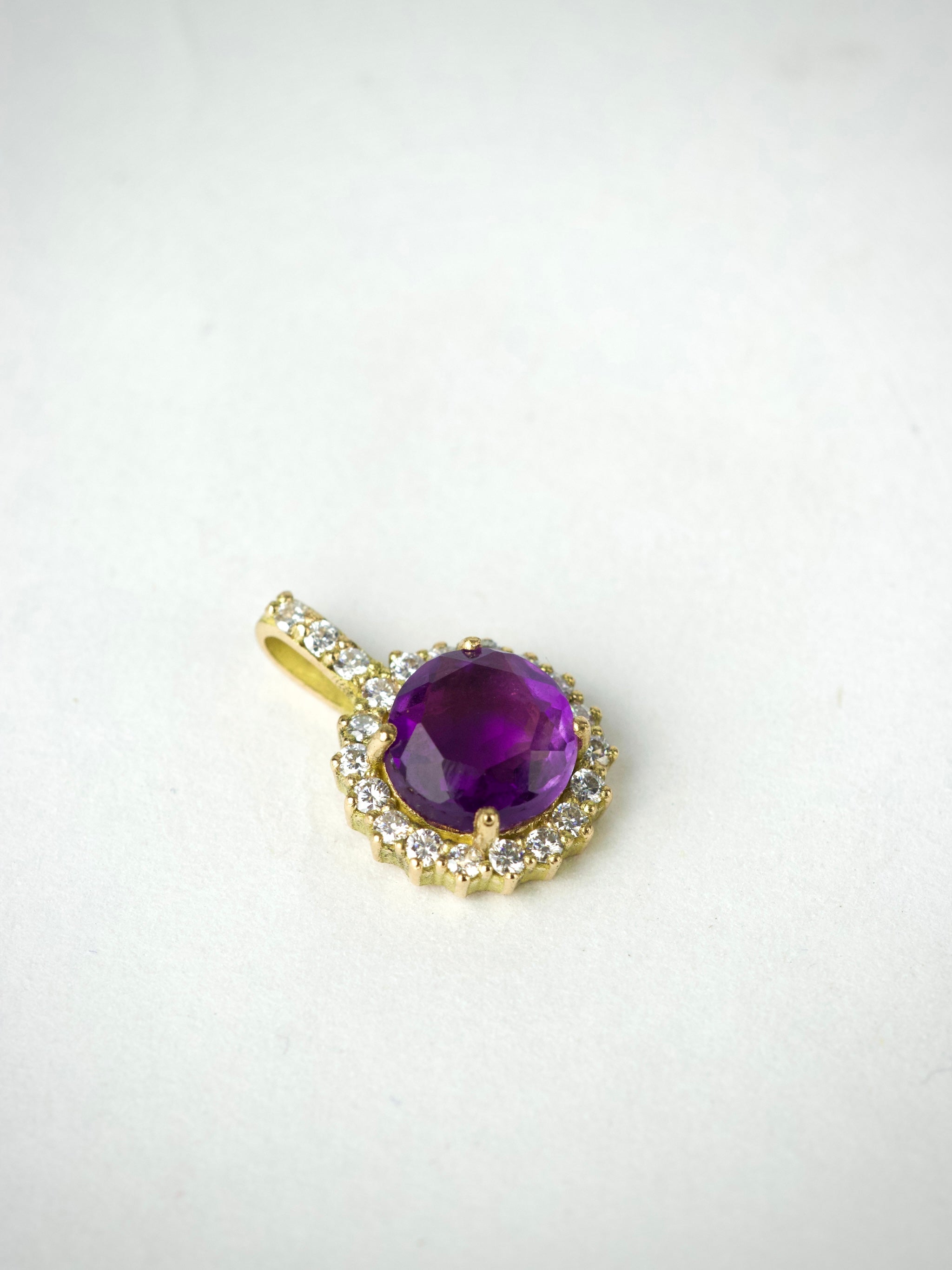 Dije Amatista & Diamantes / 1 Amatista / 21 Diamantes / Oro 18 K