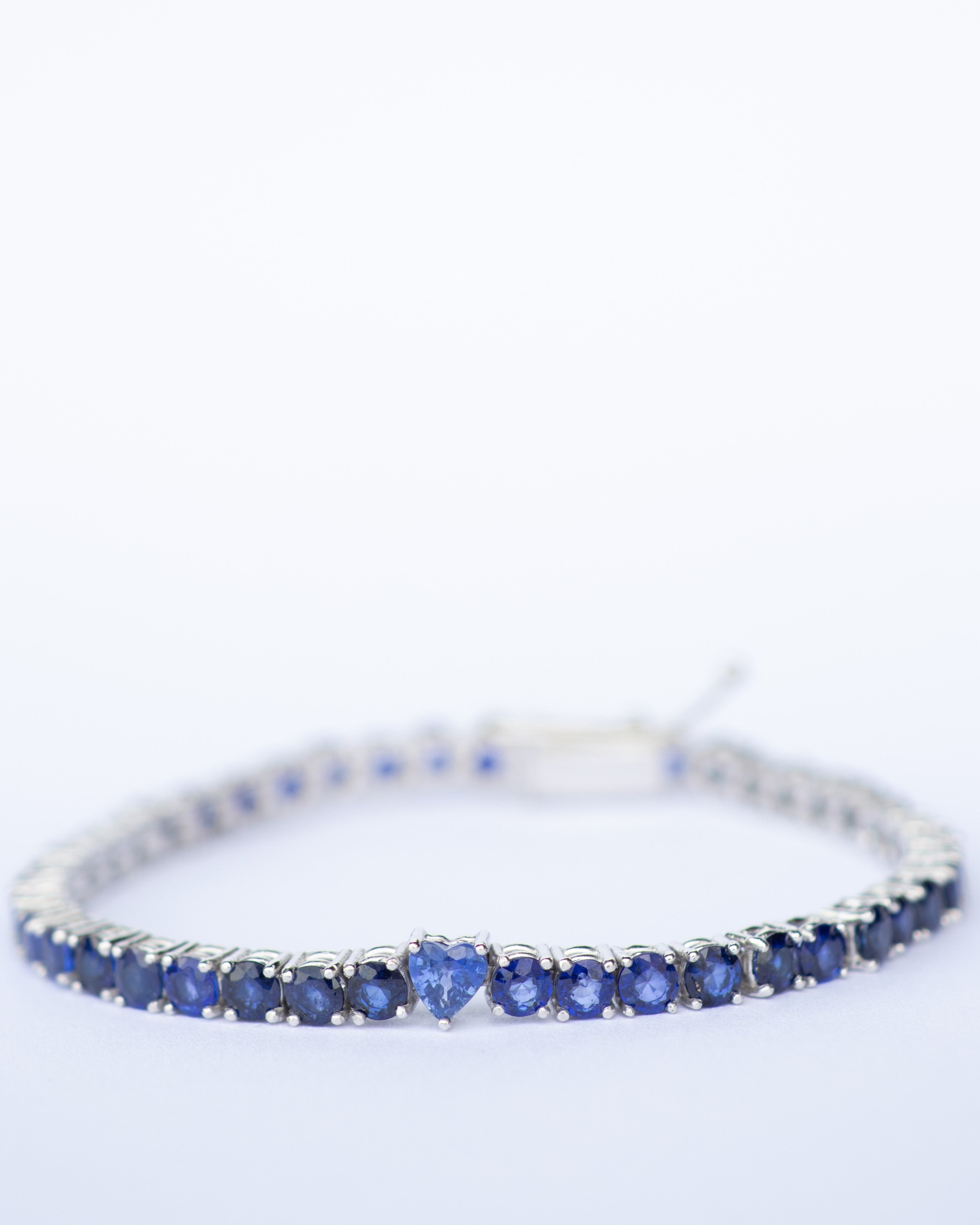 Tennis latido azul / Medida 18 CM / 44 Zafiros Redondos / 1 Zafiro en corazón / Oro Blanco 18 K