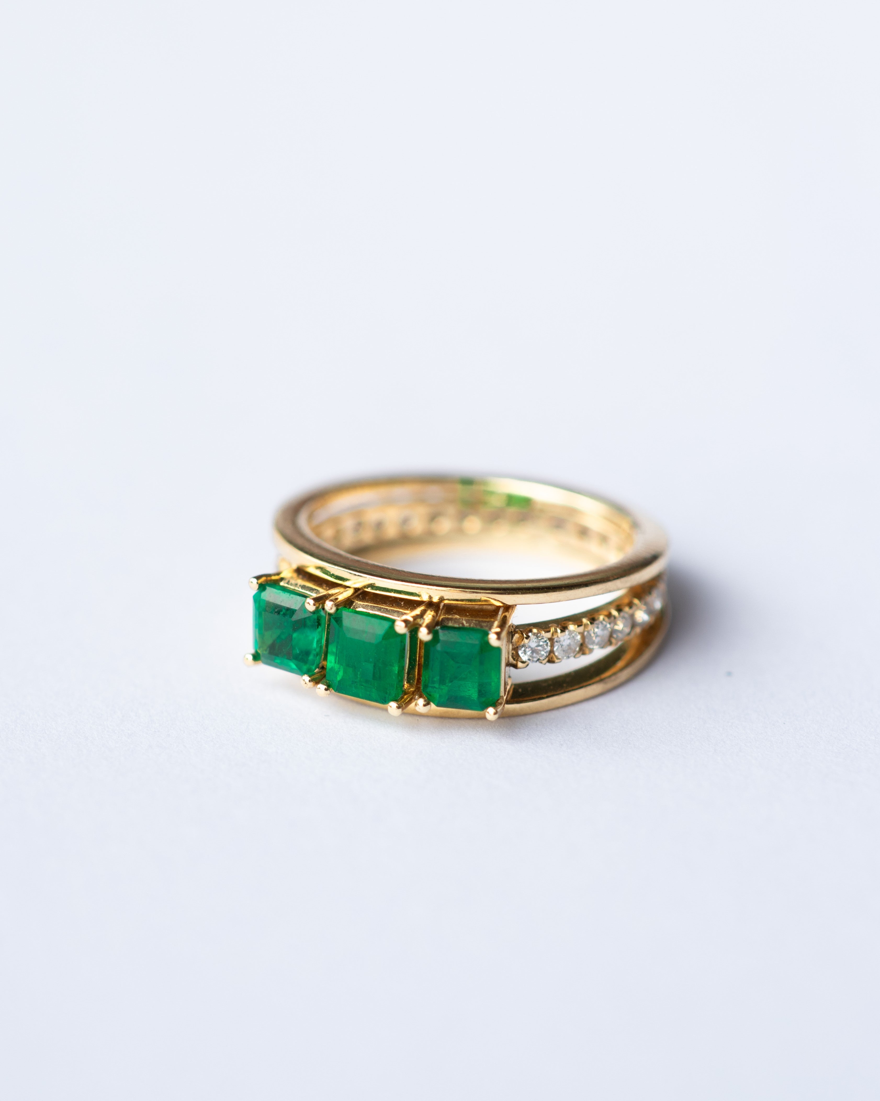 Anillo esencia de esmeralda  / TALLA 7 / 3 Esmeraldas / 26 Diamantes / Oro 18 K