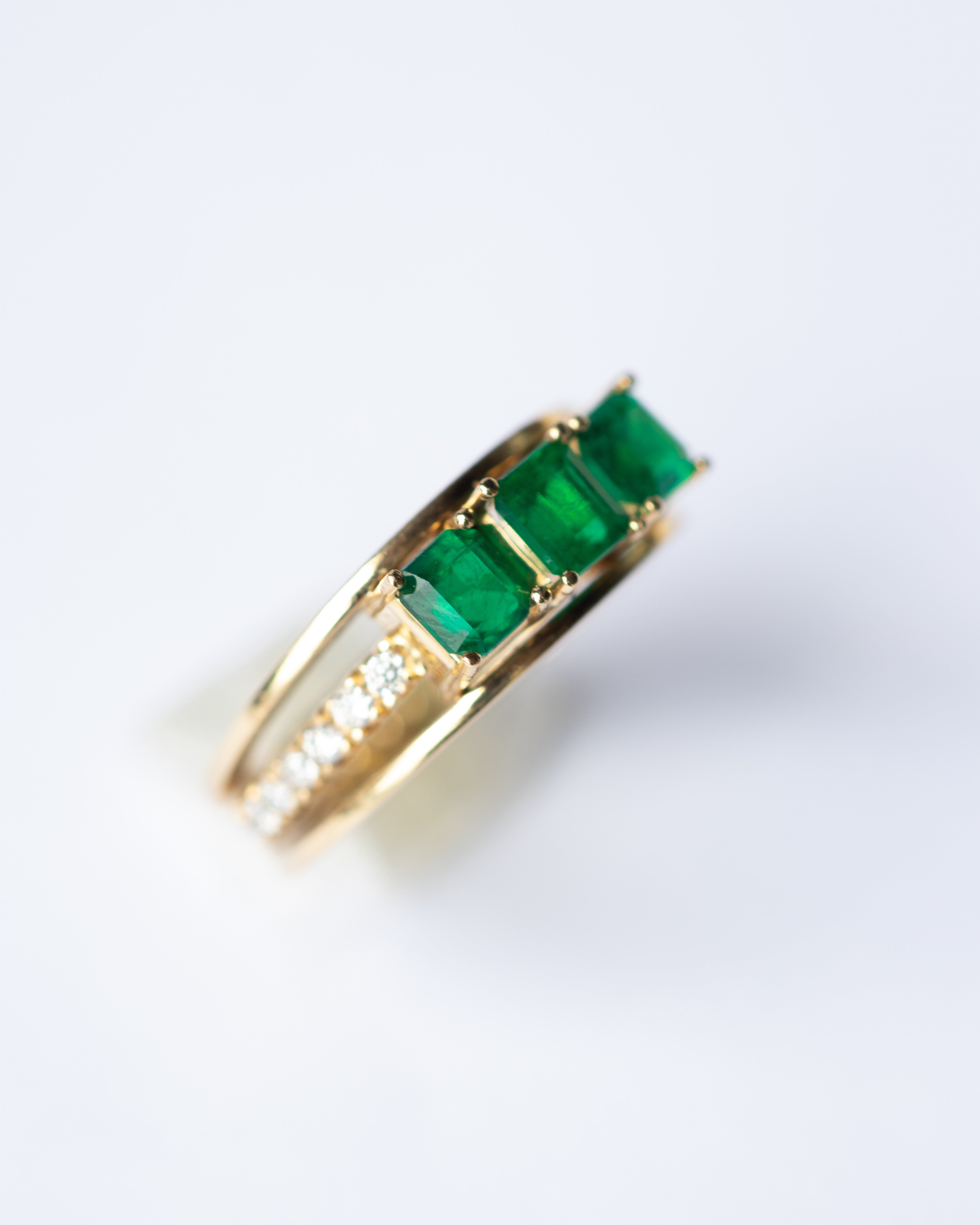 Anillo esencia de esmeralda  / TALLA 7 / 3 Esmeraldas / 26 Diamantes / Oro 18 K