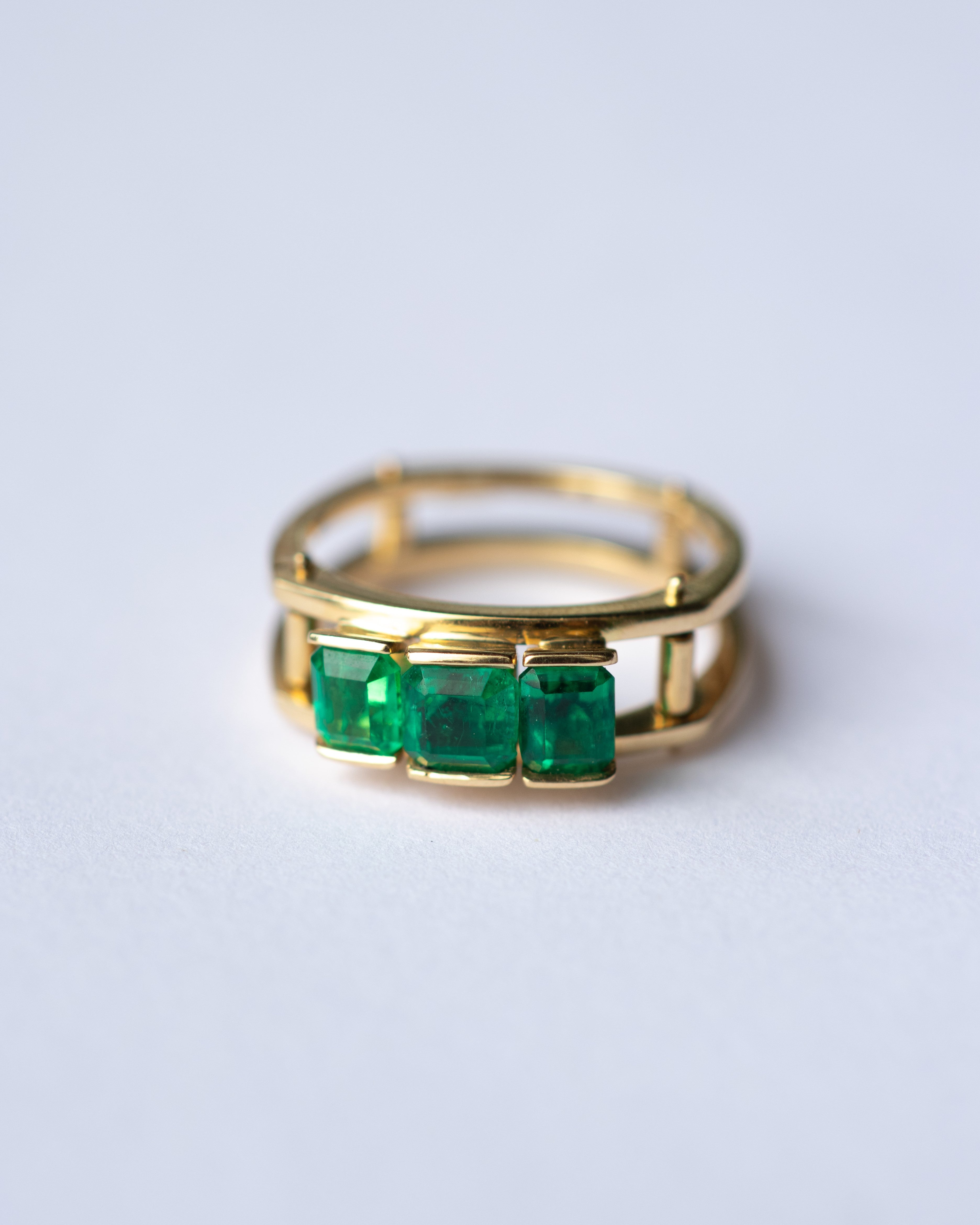 Anillo trio de esmeralda  / TALLA 7 / 3 Esmeraldas / Oro 18 K