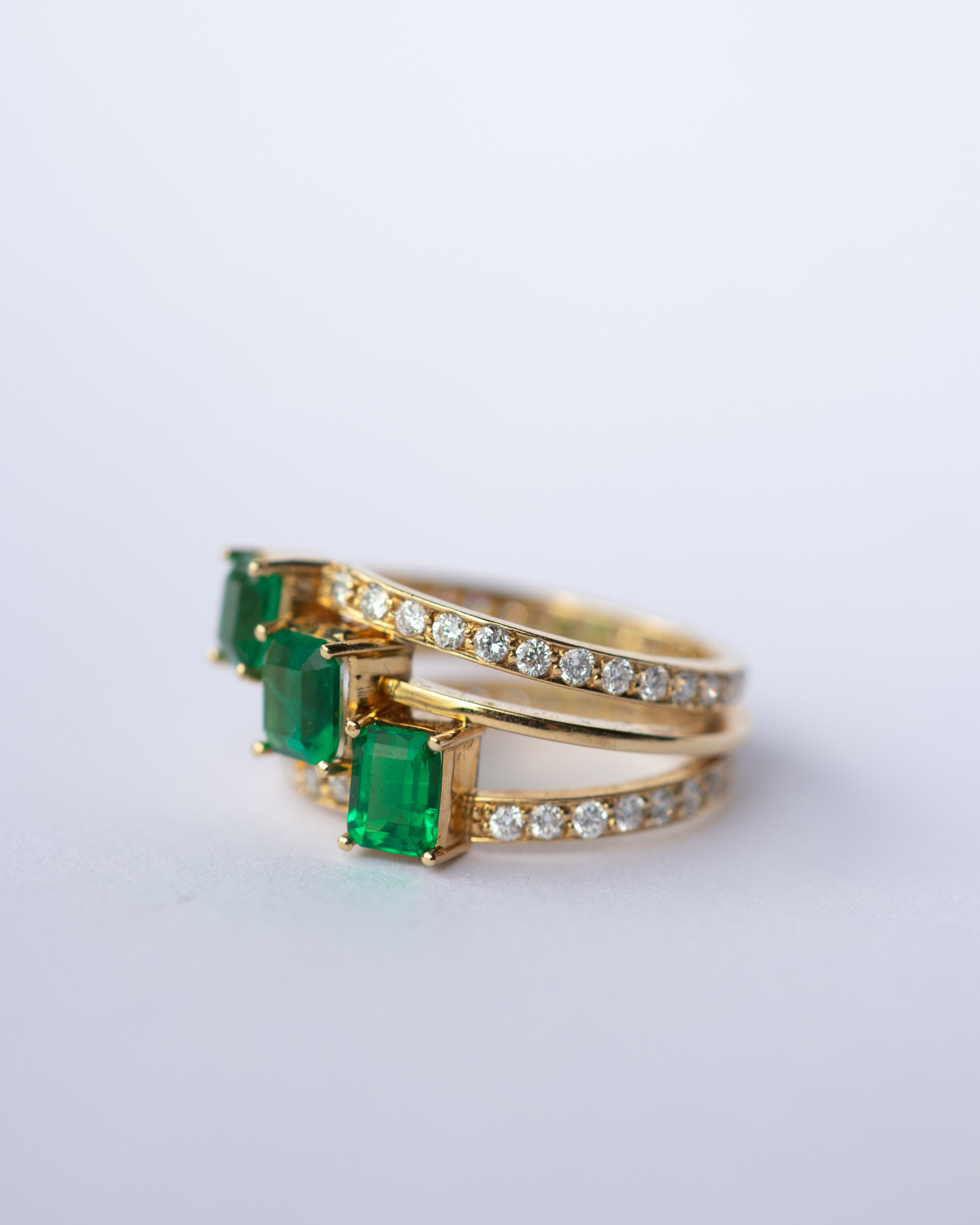 Anillo trilogía de esmeralda  / TALLA 7 / 3 Esmeralda / 58 Diamantes / Oro 18 K