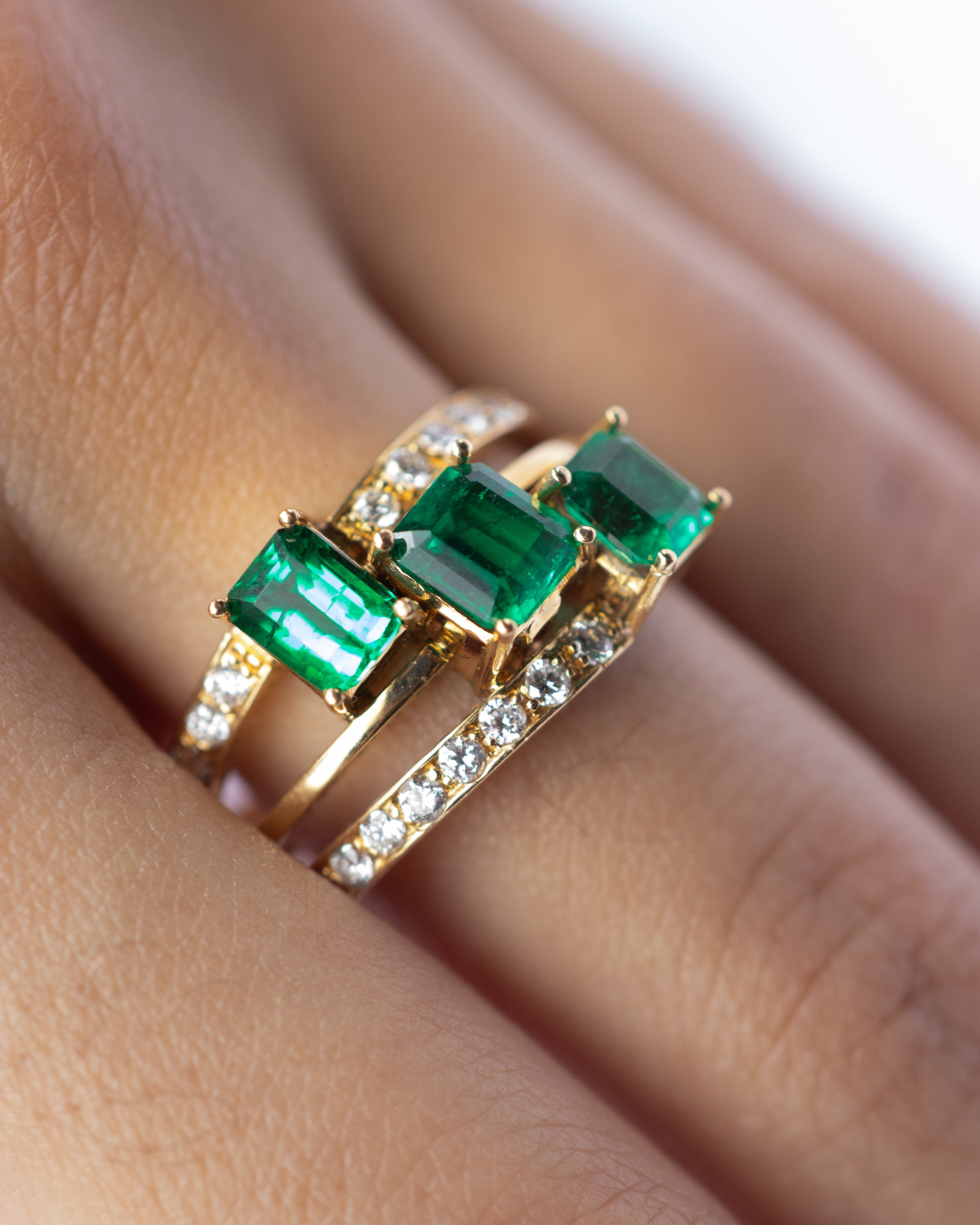 Anillo trilogía de esmeralda  / TALLA 7 / 3 Esmeralda / 58 Diamantes / Oro 18 K