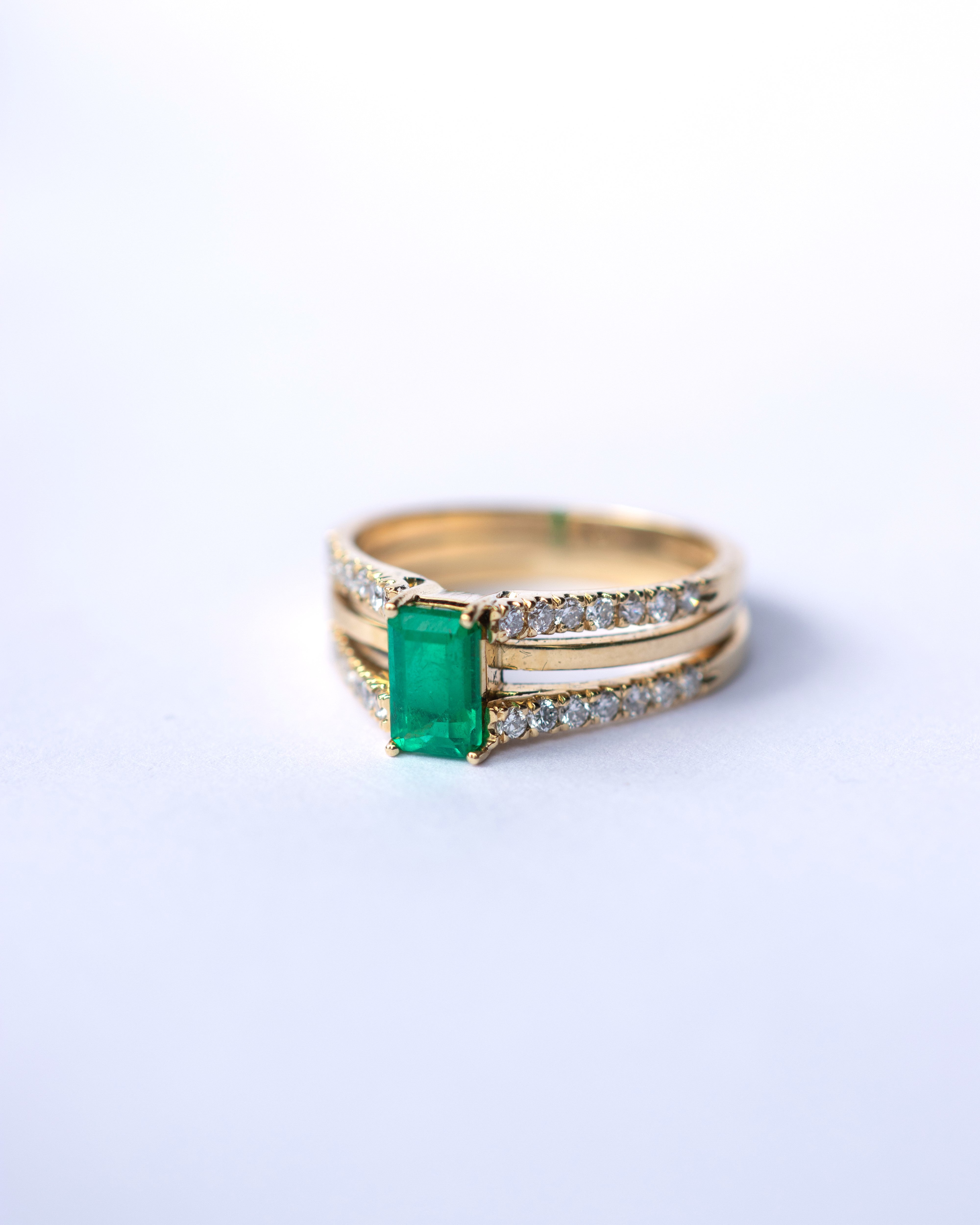 Anillo luz de esmeralda / TALLA 7 / 1 Esmeraldas / 28 Diamantes / Oro 18 K