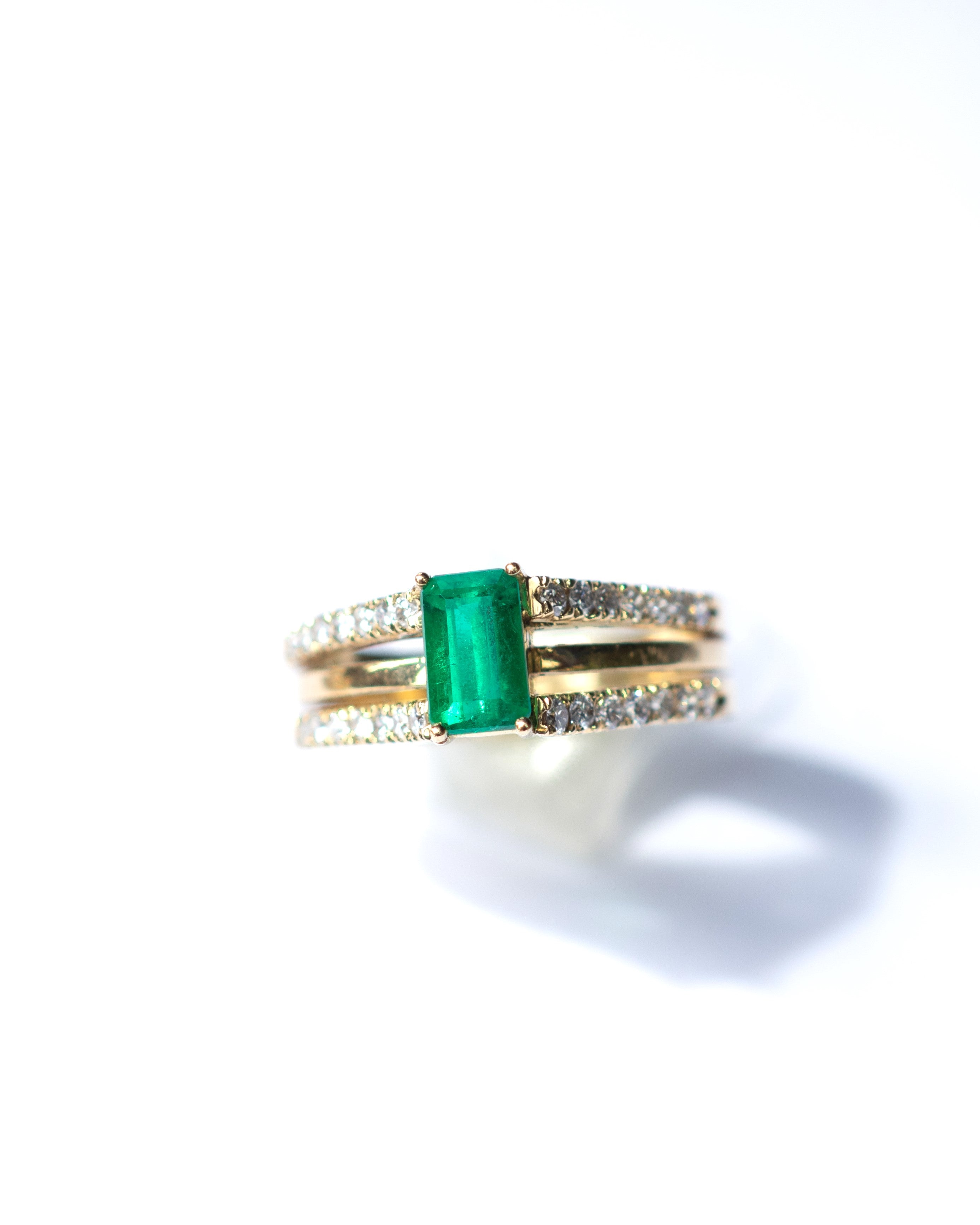 Anillo luz de esmeralda / TALLA 7 / 1 Esmeraldas / 28 Diamantes / Oro 18 K