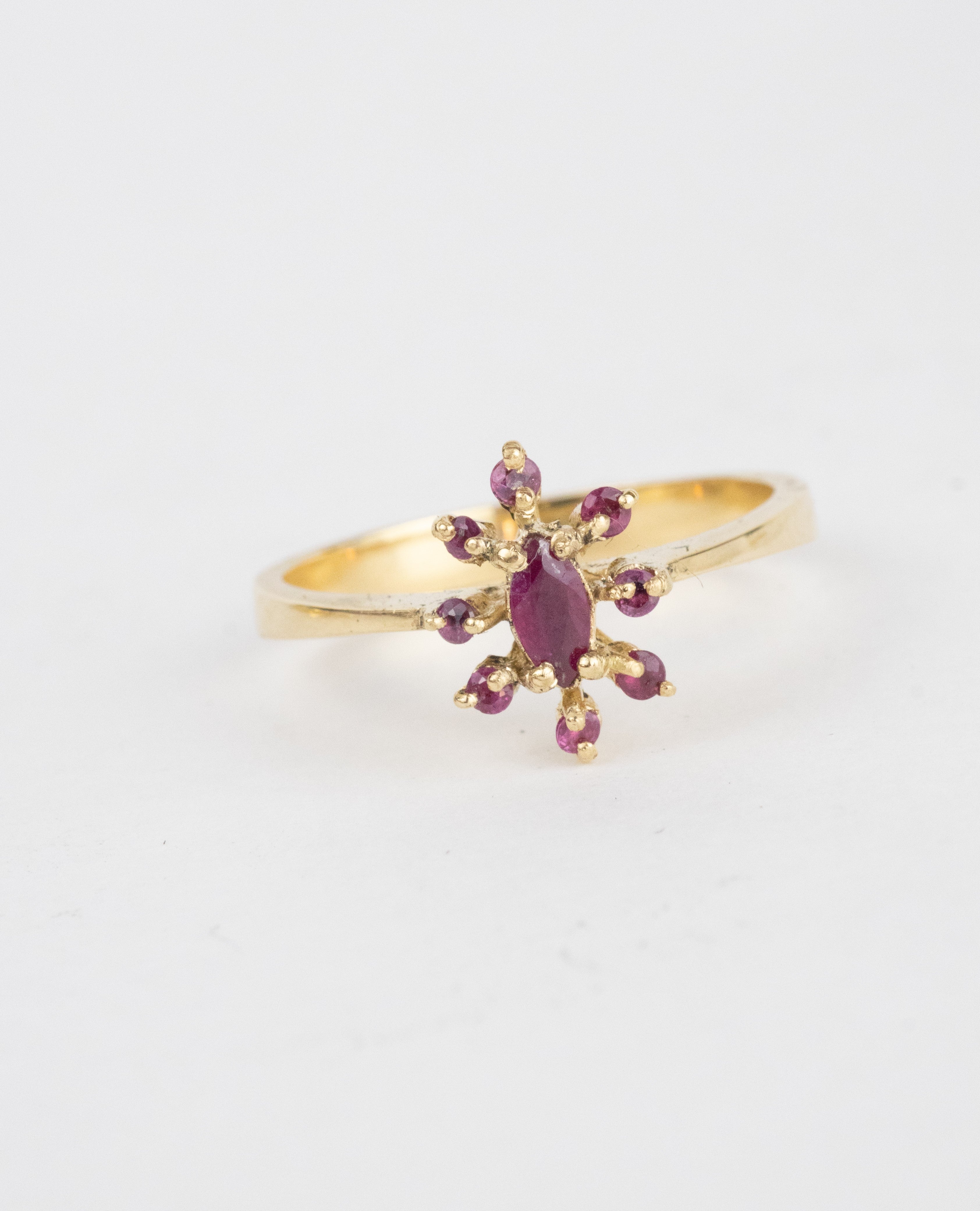 Anillo flor de rubí  / TALLA 6 / 9 Rubíes / Oro 18 K
