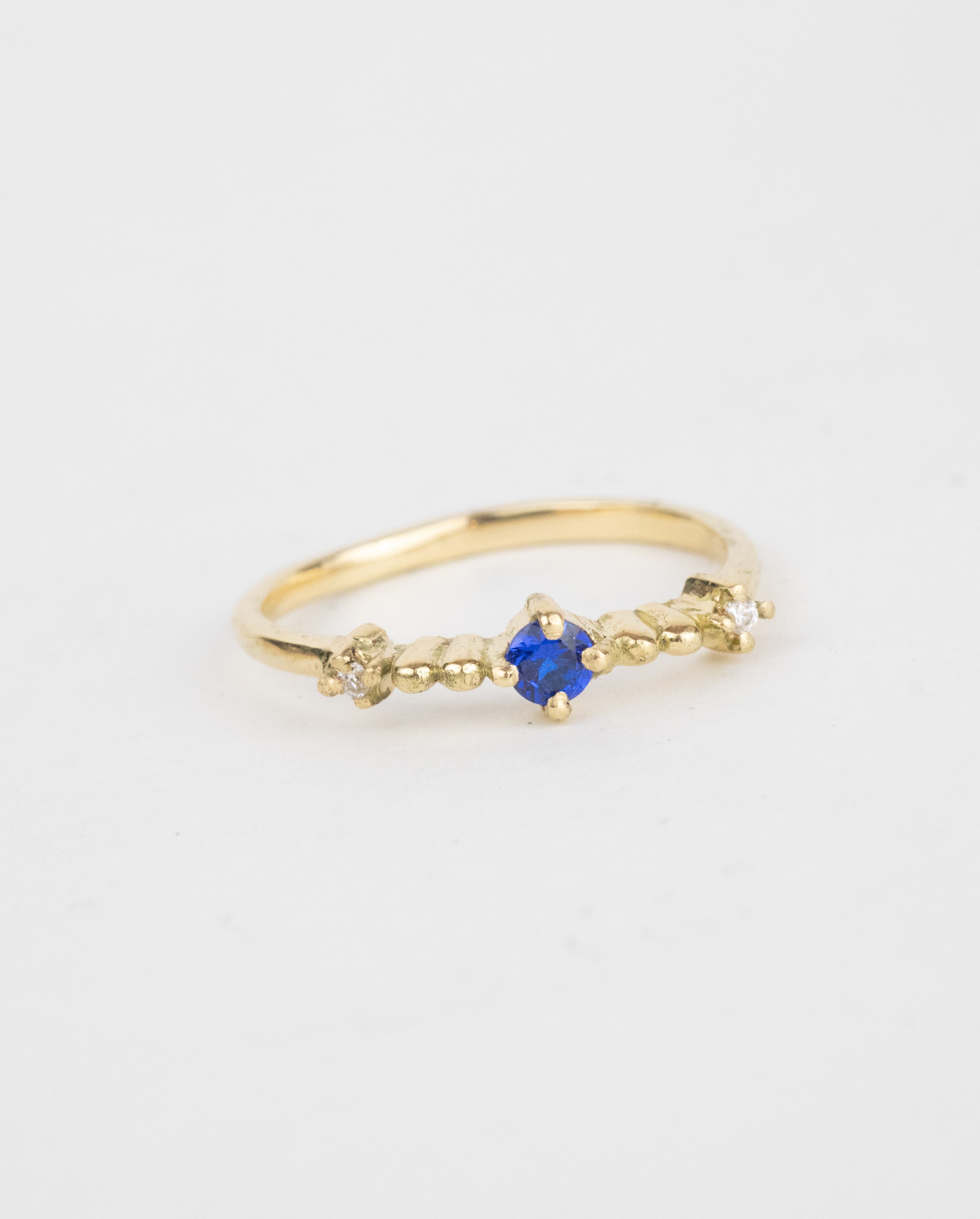 Anillo de espinel y moissanitas  / TALLA 6 / 1 Espinel / 2 Moisanitas / Oro 18 K