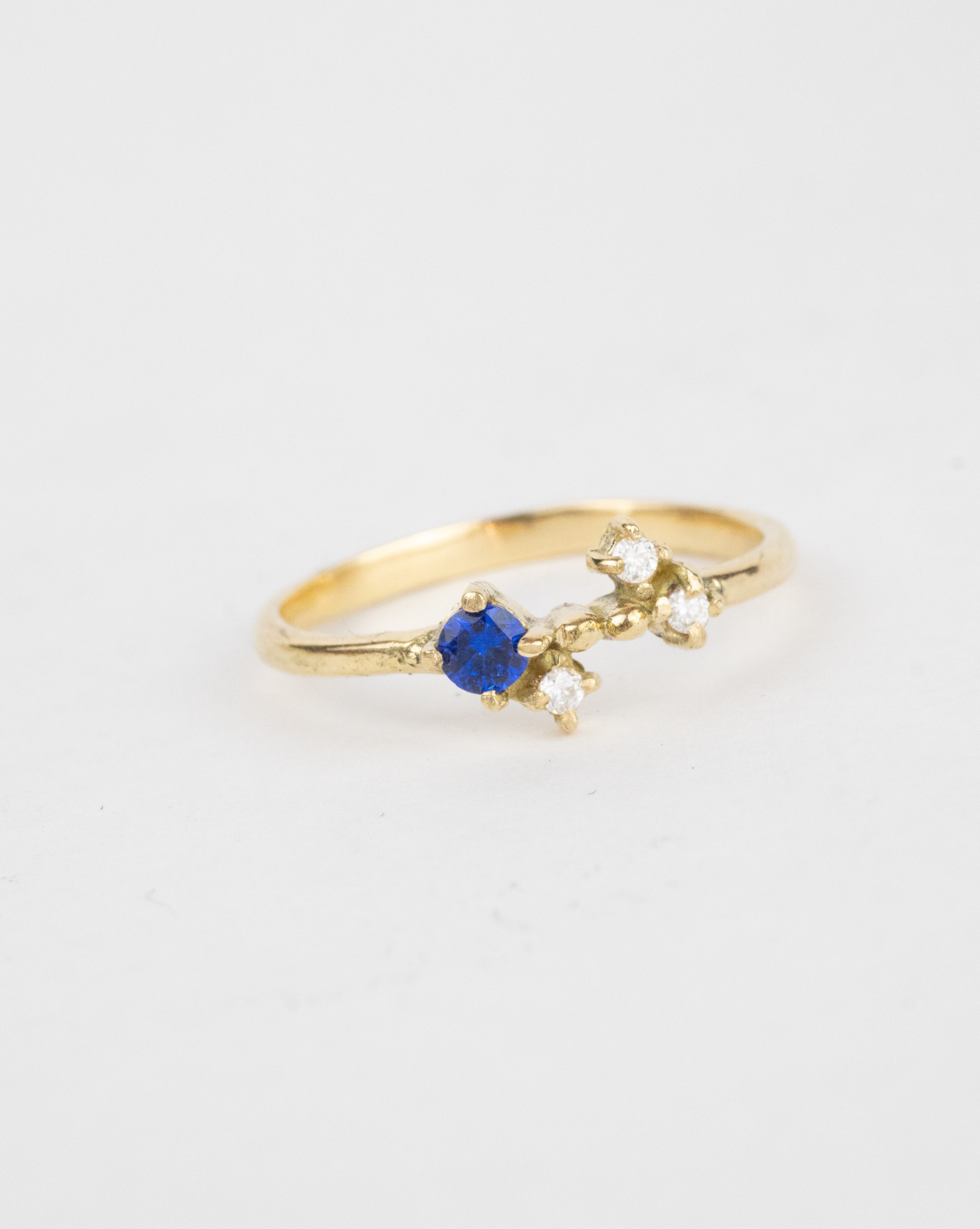 Anillo de espinel y moissanitas  / TALLA 6 / 1 Espinel / 3 Moisanitas / Oro 18 K