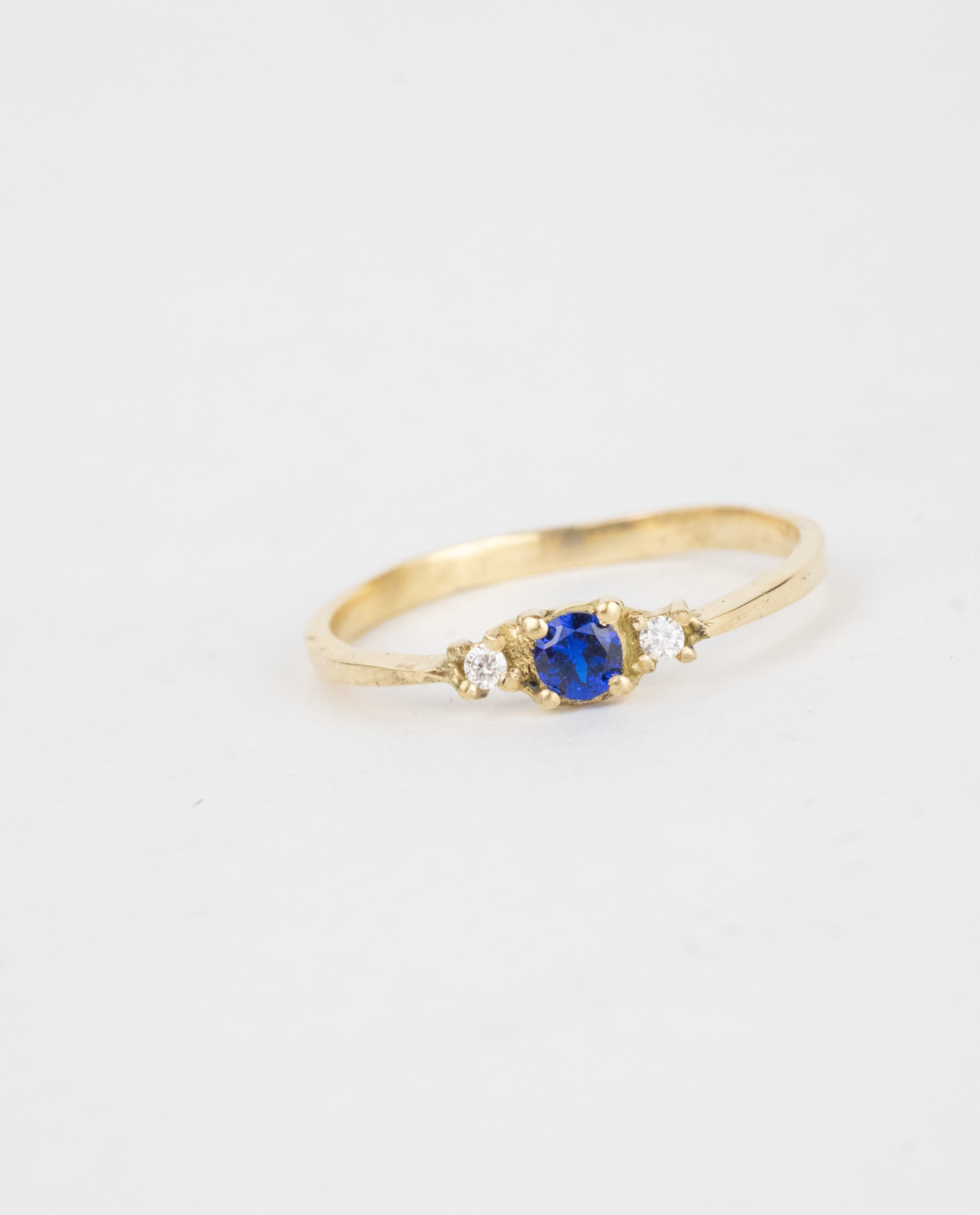 Anillo de espinel y moissanita / TALLA 6 / 1 Espinel / 2 Moissanitas / Oro 18 K