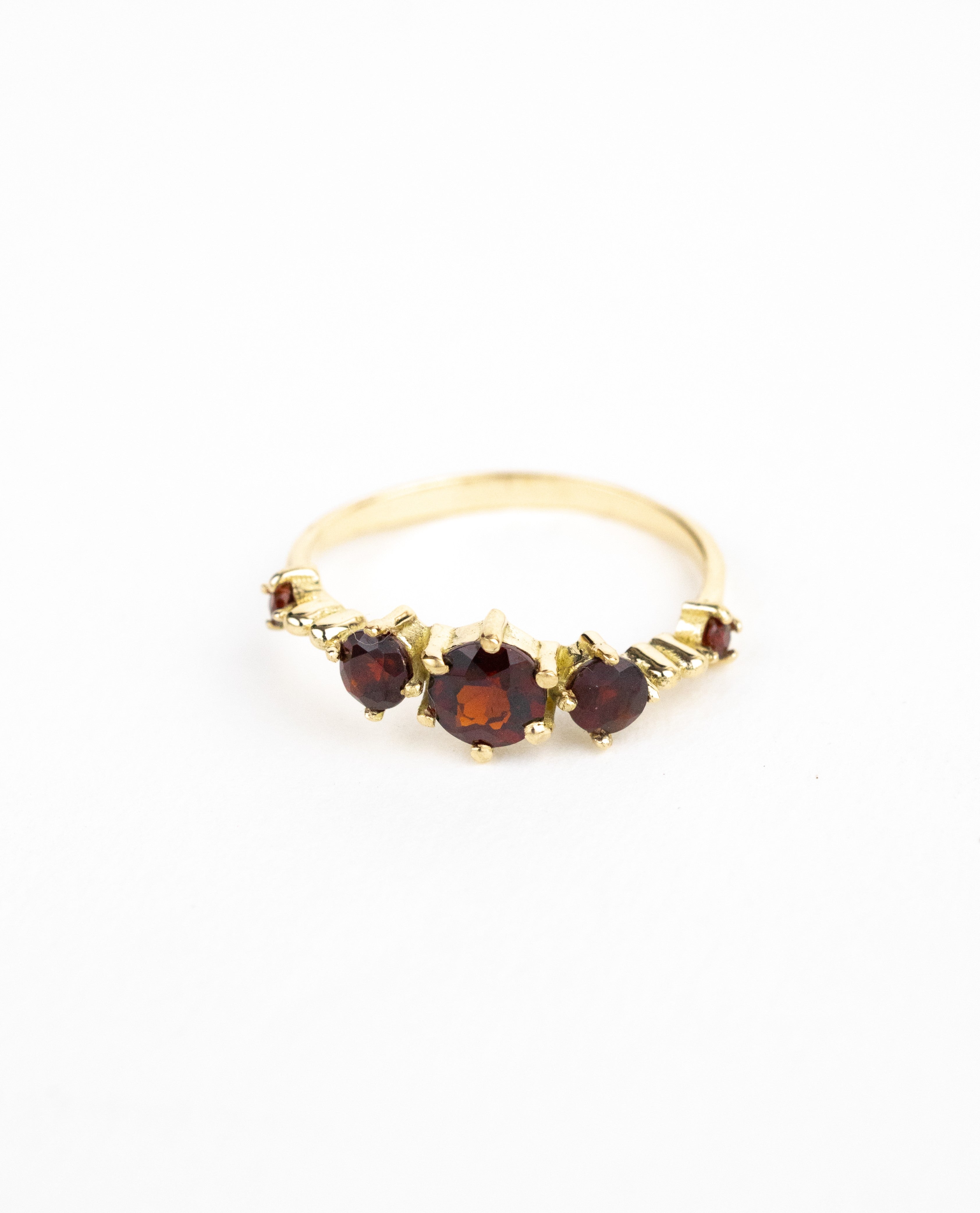 Anillo de garnets / TALLA 7 / 5 Garnets / Oro 18 K