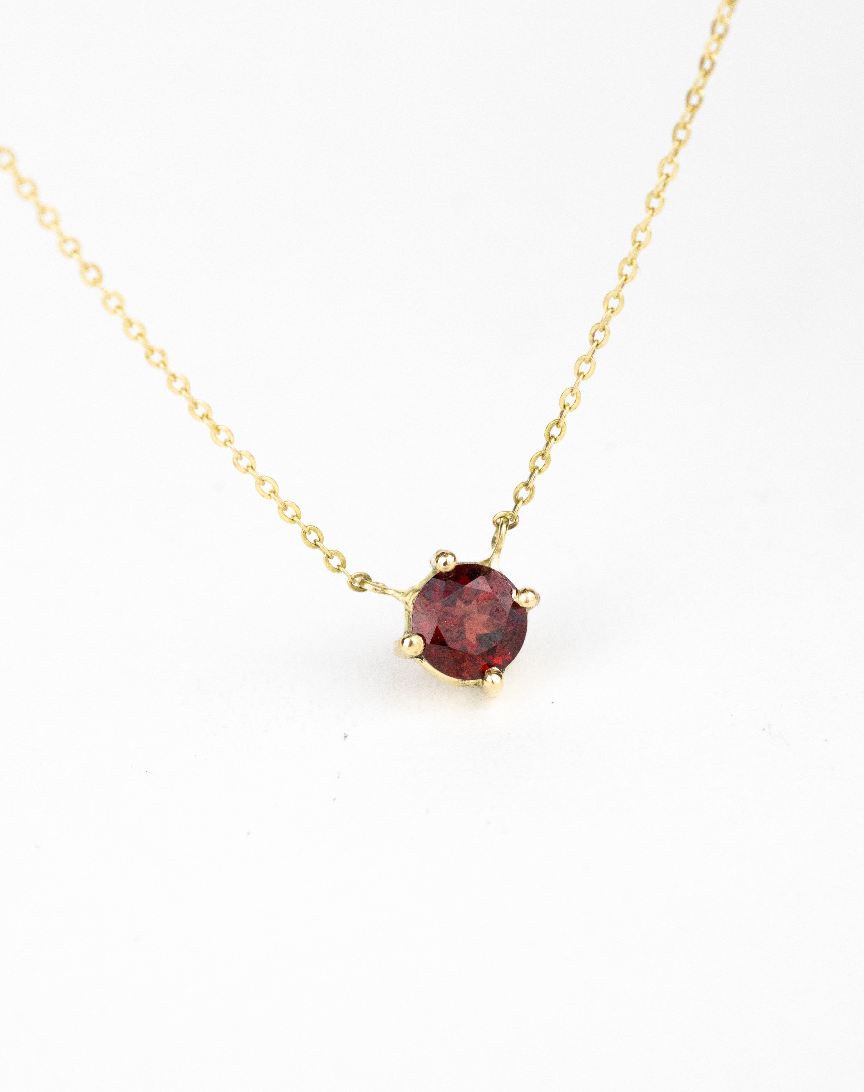 Collar de garnet solitario / Tamaño 40 CM / 1 Garnet / Oro 18 K