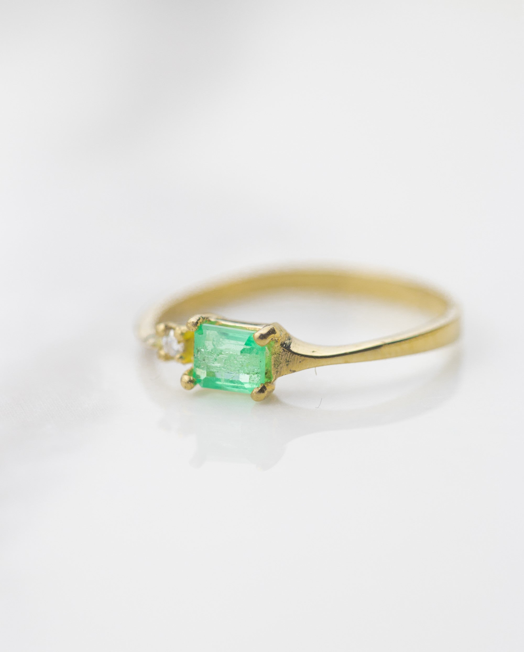 Anillo de esmeralda baguette & moissanita / TALLA 6 / 1 Esmeralda / 1 Moissanita / Oro 18 K