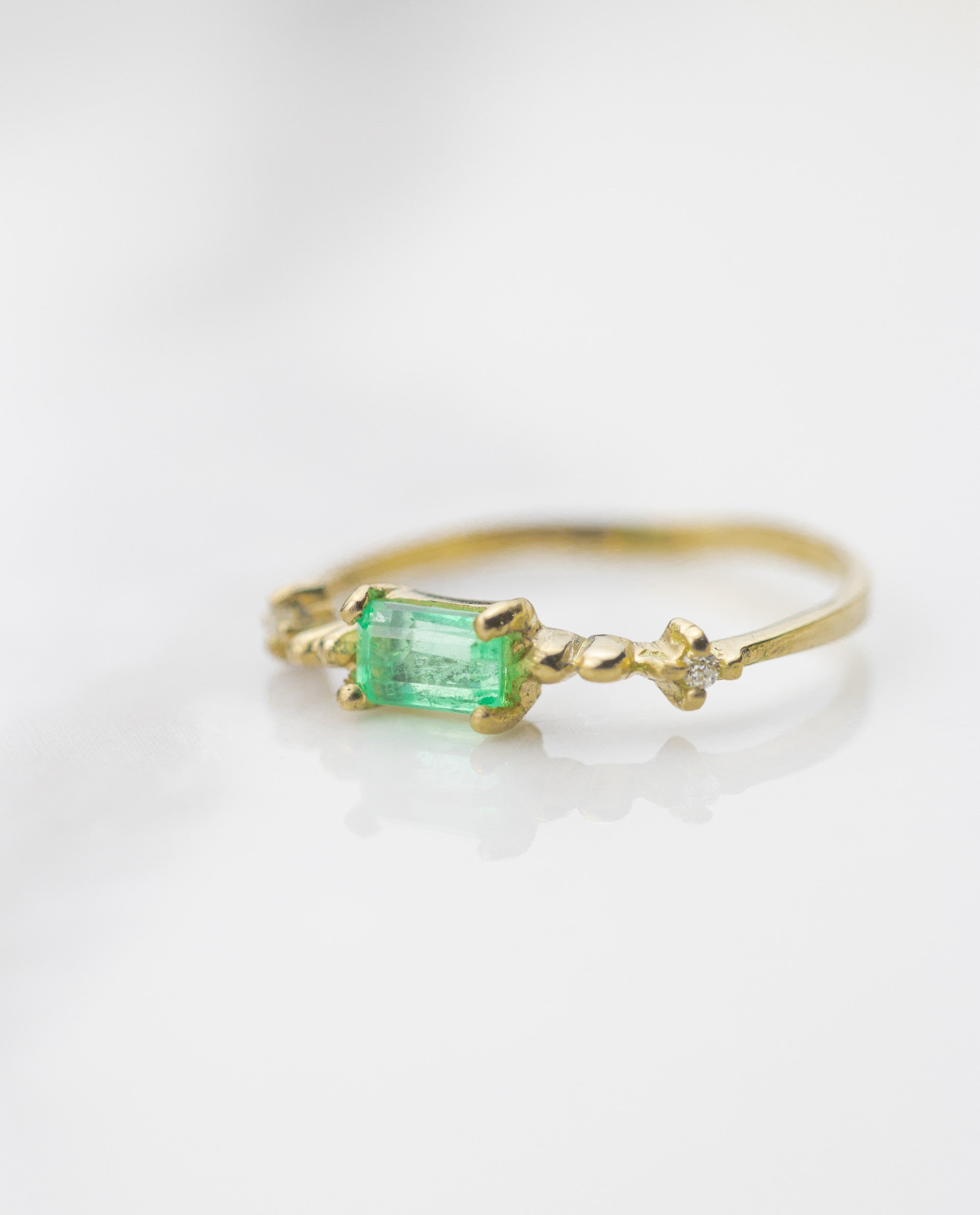 Anillo de esmeralda baguette & moissanita / TALLA 6 / 1 Esmeralda / 2 Moissanita / Oro 18 K