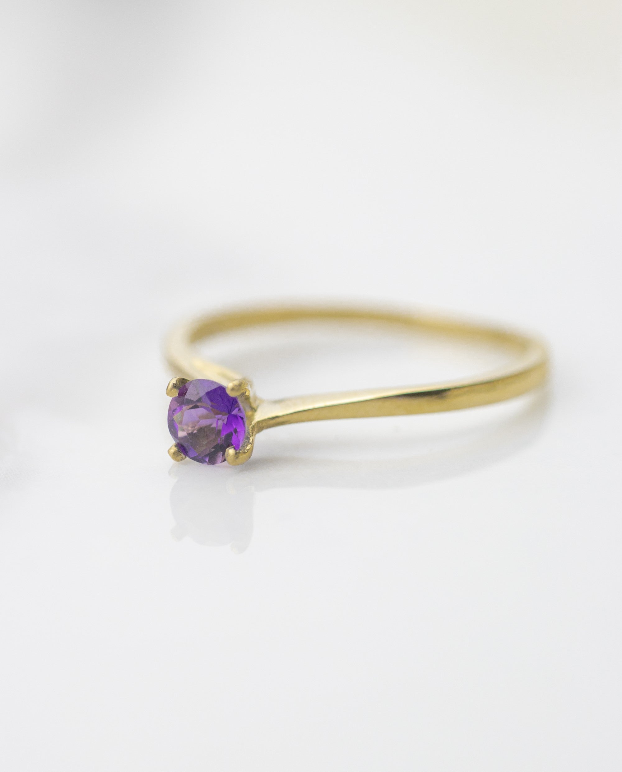 Anillo de amatista solitario / TALLA 6 / 1 Amatista / Oro 18 K