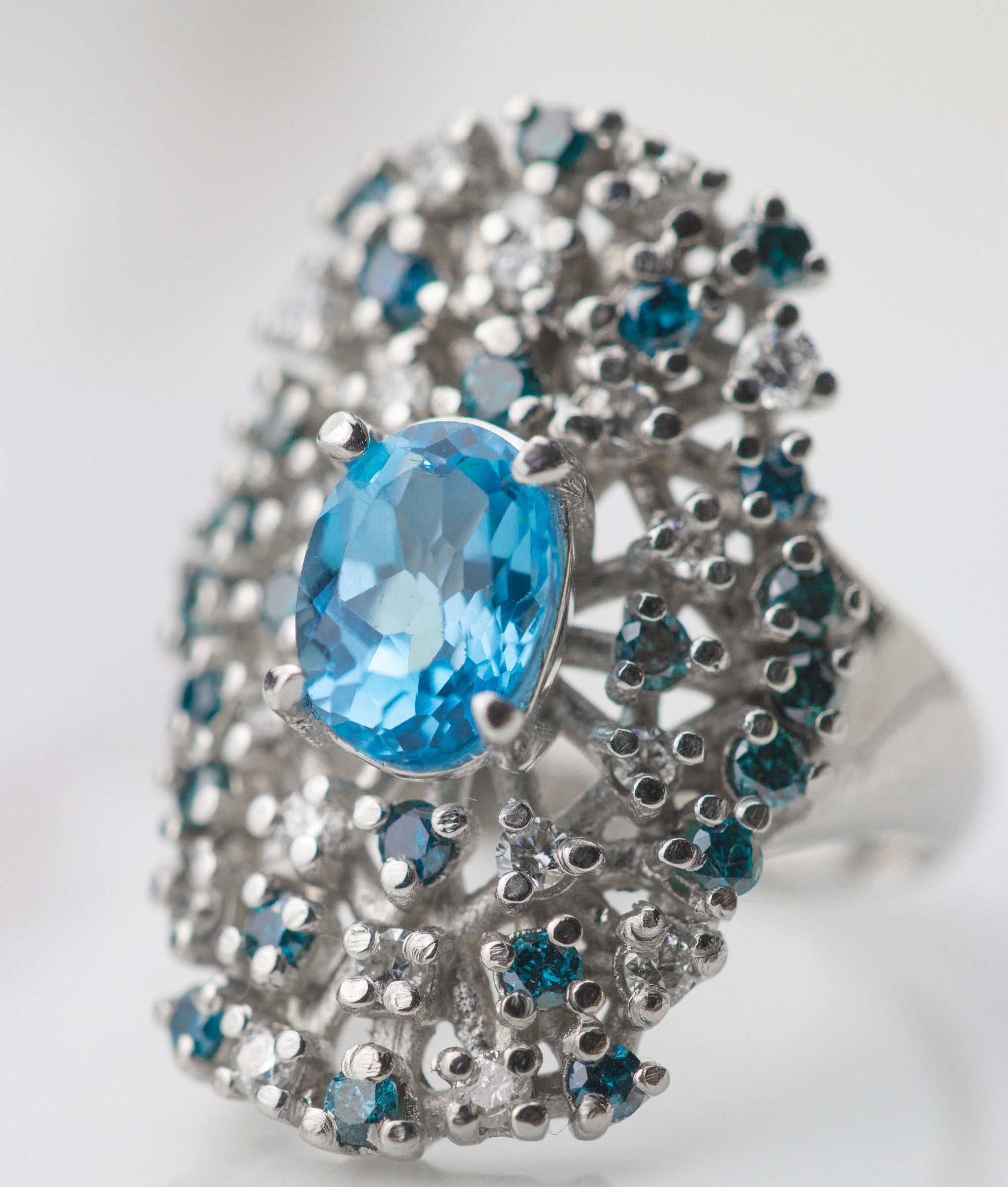 Anillo de topacio con diamantes blancos y azules / TALLA 6 / 24 Diamantes azules & 18 blancos/ Oro 18 K