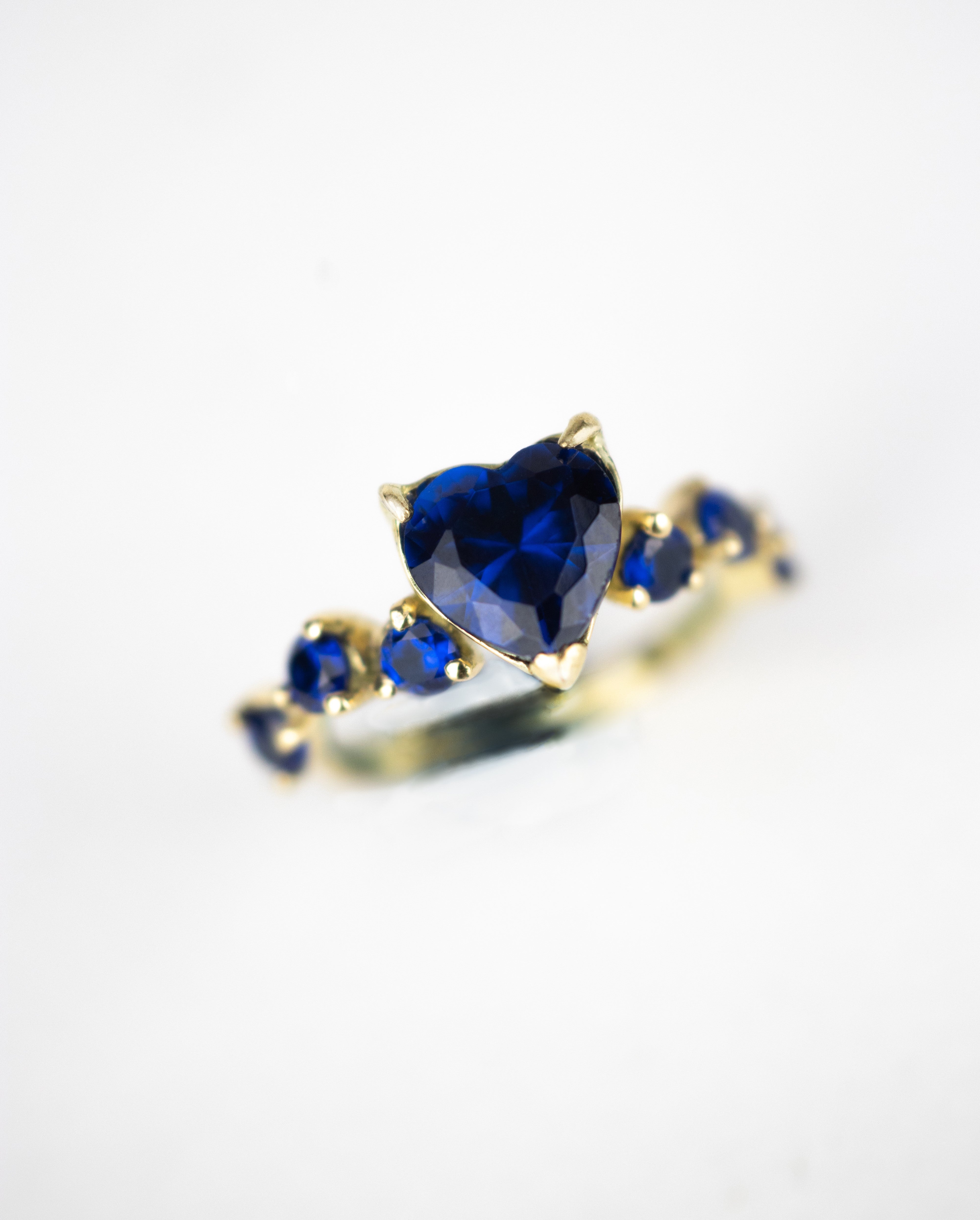 Anillo corazón de espineles azules  / TALLA 6 - 7 / 7 Espineles / Oro 18 K