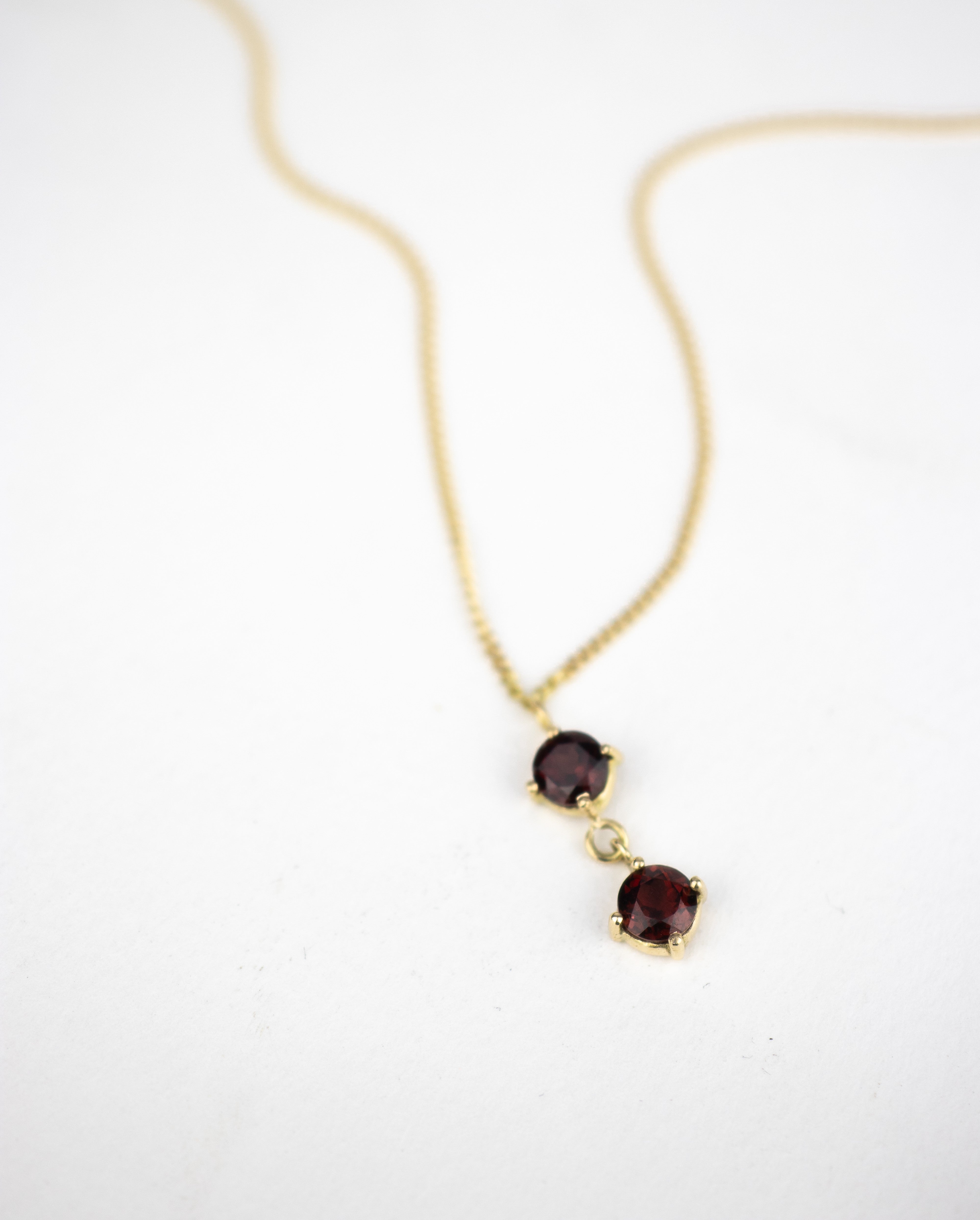 Collar dúo de garnets / Tamaño 45 CM / 2 Garnets Rojos / Oro 18 K