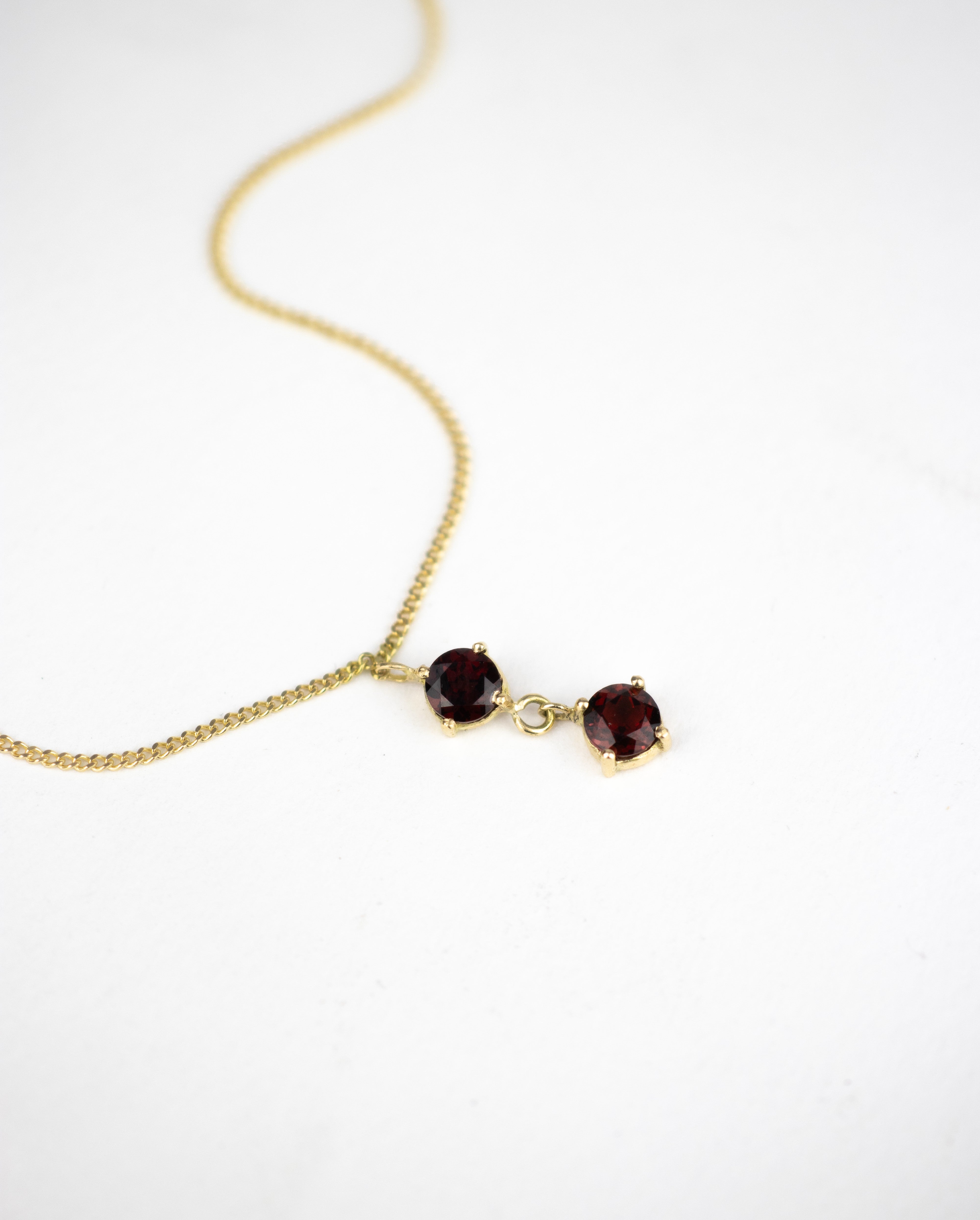 Collar dúo de garnets / Tamaño 45 CM / 2 Garnets Rojos / Oro 18 K