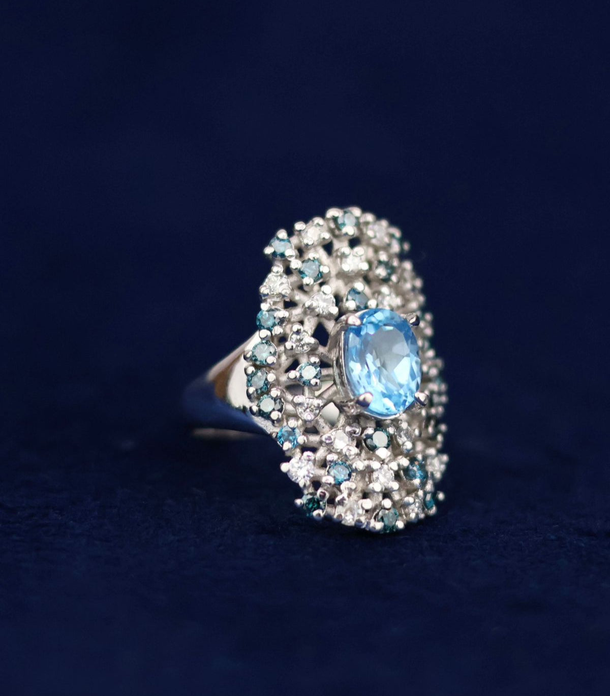 Anillo de topacio con diamantes blancos y azules / TALLA 6 / 24 Diamantes azules & 18 blancos/ Oro 18 K