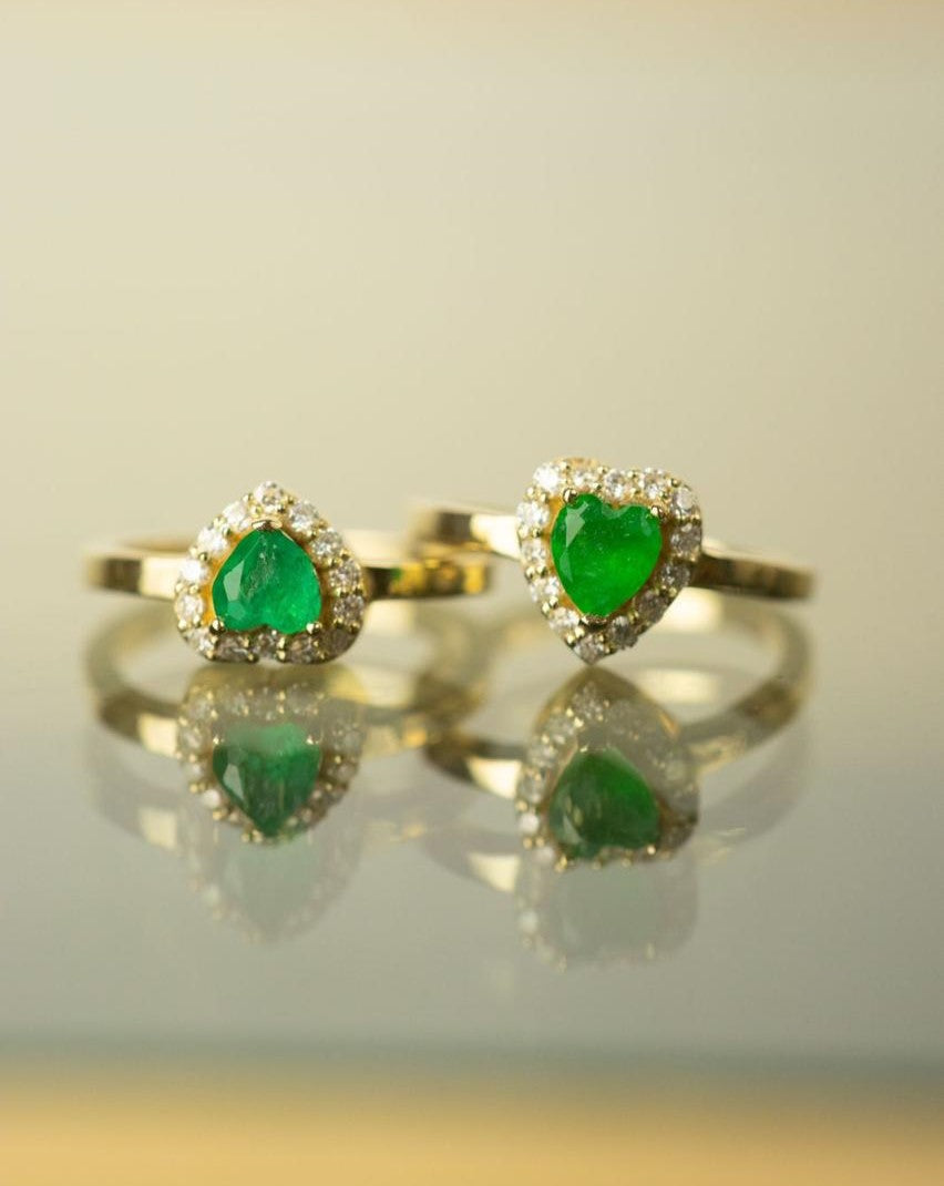 Anillo corazón de esmeralda & diamantes  / TALLA 6 / 1 Esmeralda / 14 Diamantes / Oro 18 K